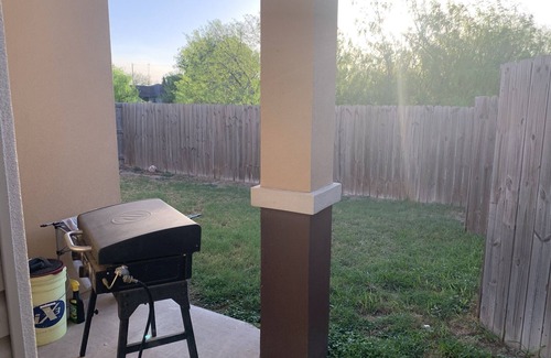 Edinburg House | Cozy Condo close to UTRGV, hospitals, shopping & more!
