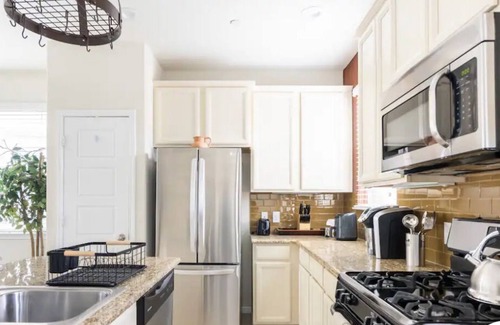 Round Rock Condo | Cozy condo in Round Rock! Charm of Austin in a quiet setting. Pet friendly!