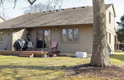 Saline Condo | Cozy Condo near Ann Arbor in Saline! Pet and family friendly.