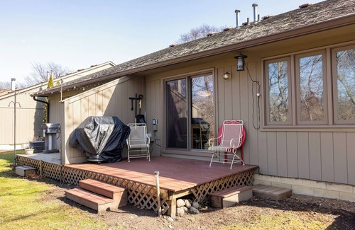 Saline Condo | Cozy Condo near Ann Arbor in Saline! Pet and family friendly.