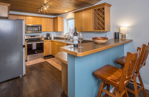 Big Sky Condo | Cozy Condo|Private Hot Tub|15 Min Drive to Resort|5 Min Walk to Connecting Shutt