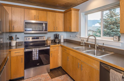 Big Sky Condo | Cozy Condo|Private Hot Tub|15 Min Drive to Resort|5 Min Walk to Connecting Shutt