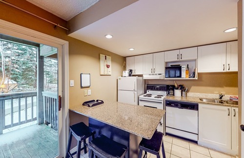 Craigleith Apartment | Cozy condo w/shared pool & tennis courts - walk to lifts/shuttle