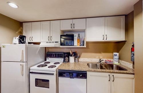 Craigleith Apartment | Cozy condo w/shared pool & tennis courts - walk to lifts/shuttle