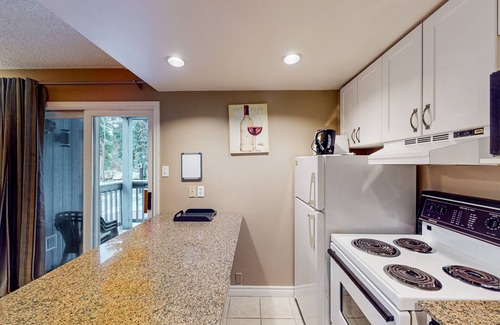 Craigleith Apartment | Cozy condo w/shared pool & tennis courts - walk to lifts/shuttle
