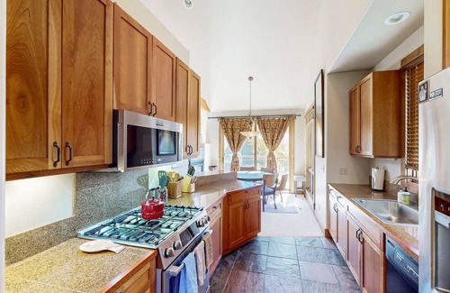Mountain Village Condo | Cozy condo with fireplace, W/D, wifi & ski in/out access