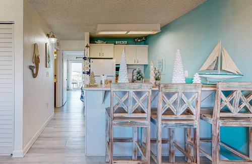 Marathon Condo | Cozy condo with shared pool, tennis court, ping pong table, W/D, central AC