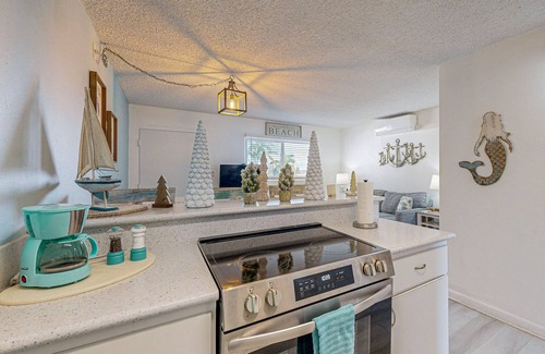 Marathon Condo | Cozy condo with shared pool, tennis court, ping pong table, W/D, central AC