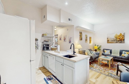 Kimberling City Condo | Cozy condo with electric fireplace, deck, shared pool, pickleball & boat launch