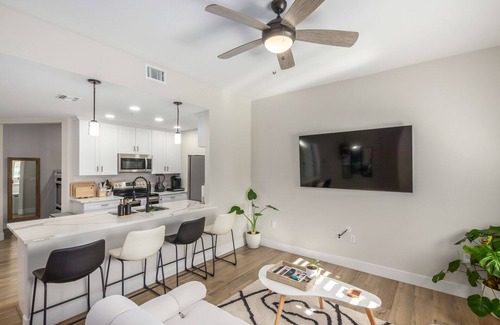 Campus Farm Condo | Cozy Condo with washer/dryer, pool & jacuzzi!