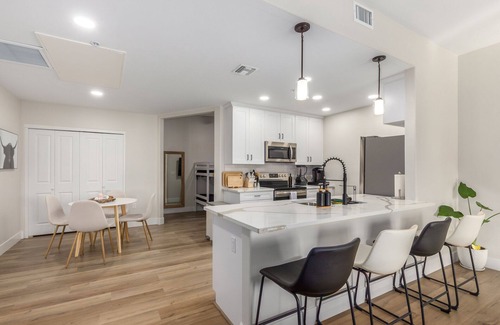 Campus Farm Condo | Cozy Condo with washer/dryer, pool & jacuzzi!