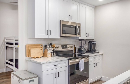 Campus Farm Condo | Cozy Condo with washer/dryer, pool & jacuzzi!