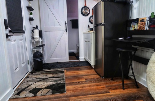 Chillicothe Cabin | Cozy Container House, King Bed, Pets, Wifi, 1 Night Stays, Griddle, Firepit