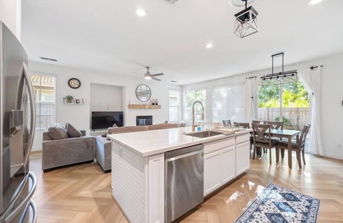 North Natomas House | Cozy & Contemporary Sacramento Gateaway