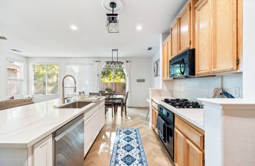 North Natomas House | Cozy & Contemporary Sacramento Gateaway