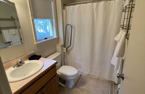 South Britain Apartment | Cozy & Convenient 1 Bedroom Stay in Newtown, CT