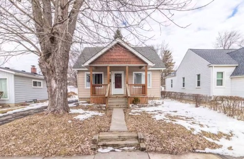 Pontiac House | Cozy & Convenient Shared Room in Pontiac