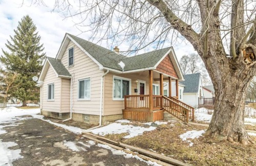 Pontiac House | Cozy & Convenient Shared Room in Pontiac