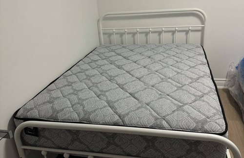Thornhill House | Cozy & Convenient Stay - Steps from Shops, Transit at Your Door