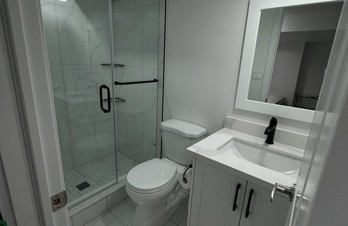 Thornhill House | Cozy & Convenient Stay - Steps from Shops, Transit at Your Door