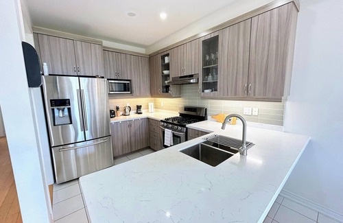 Brampton House | Cozy Corner Townhome, Spacious Backyard & Parking