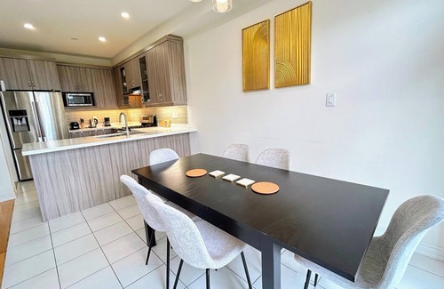 Brampton House | Cozy Corner Townhome, Spacious Backyard & Parking