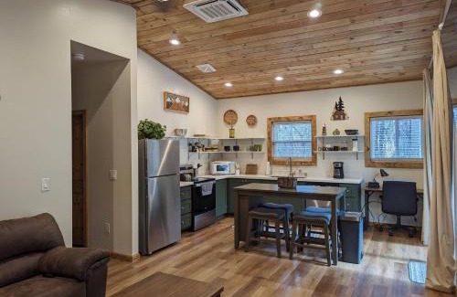 Pinetop House | Cozy Cottage 2BD/2BA, 2 Covered Decks, Patio Dinning, Newly Built!