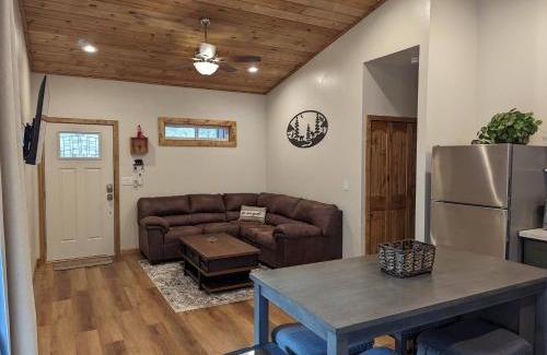 Pinetop House | Cozy Cottage 2BD/2BA, 2 Covered Decks, Patio Dinning, Newly Built!