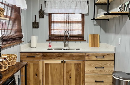 Sullivan Cottage | Cozy cottage 4 minutes from Lake Sullivan!