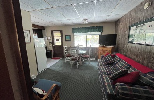 Honor Cottage | Cozy Cottage #6B at Beautiful Platte Lake Resort