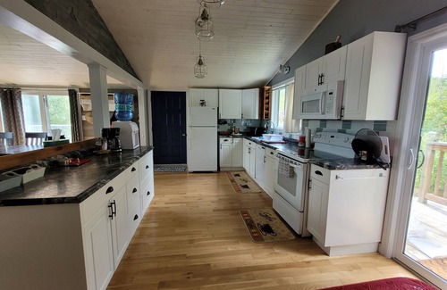 Victoria Road Cottage | Cozy cottage by Balsam Lake. 5 mins to beach