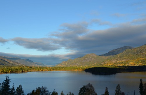 Kviteseid House | Cozy cottage + canoe. Central location to the lake + skiing. WLAN, Deut. TV