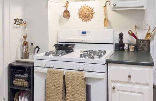 Clintonville Cottage | Cozy Cottage- Close to High Street and OSU campus and pet friendly! Sleeps 6!