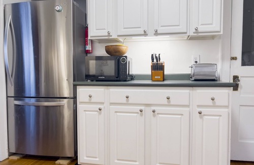 Clintonville Cottage | Cozy Cottage- Close to High Street and OSU campus and pet friendly! Sleeps 6!