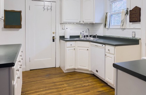 Clintonville Cottage | Cozy Cottage- Close to High Street and OSU campus and pet friendly! Sleeps 6!