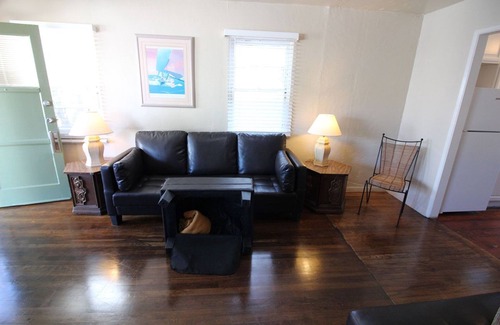 Mission Beach Cottage | Cozy Cottage/Flat Steps to Ocean 2 Bedroom, 1 Bath- Sleeps 7- Fantastic Location