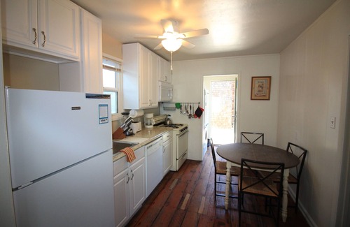 Mission Beach Cottage | Cozy Cottage/Flat Steps to Ocean 2 Bedroom, 1 Bath- Sleeps 7- Fantastic Location