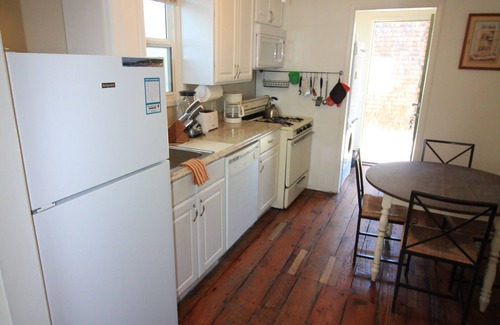 Mission Beach Cottage | Cozy Cottage/Flat Steps to Ocean 2 Bedroom, 1 Bath- Sleeps 7- Fantastic Location
