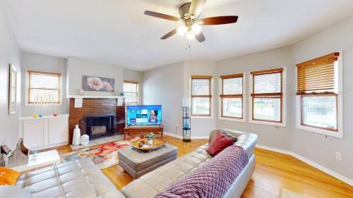 Des Moines House | Cozy Cottage Grove 2 king beds