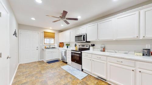 Des Moines House | Cozy Cottage Grove 2 king beds