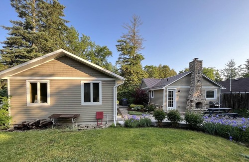 Caledon Cottage | Cozy cottage home in the town of Belfountain