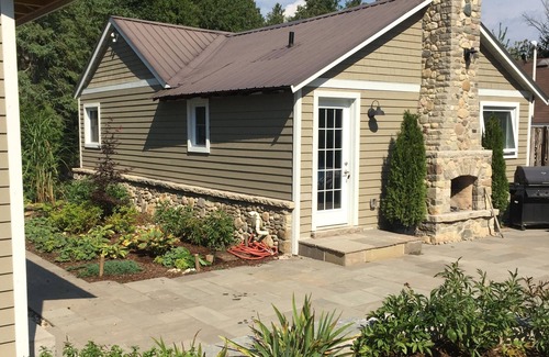 Caledon Cottage | Cozy cottage home in the town of Belfountain