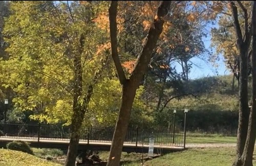Kansas City Cottage | Cozy Cottage House in Park-like Setting, Perfect location