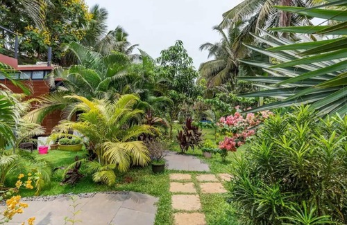 Morjim House | Cozy cottage in lush green 2 min Morjim beach