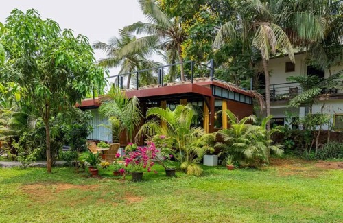 Morjim House | Cozy cottage in lush green 2 min Morjim beach