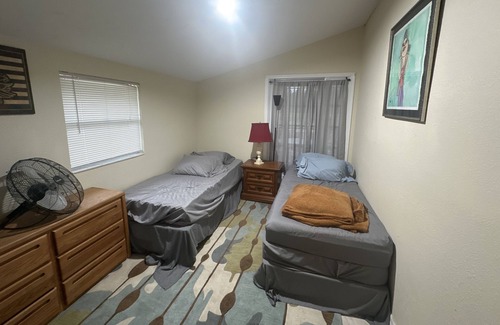 Greater Northdale House | Cozy cottage in Lutz.Country feel only 15 mins from Tampa international airport