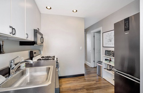 Roselawn Finance Cottage | Cozy Cottage In The Heart Of Hyde Park 1 Bedroom Home by RedAwning
