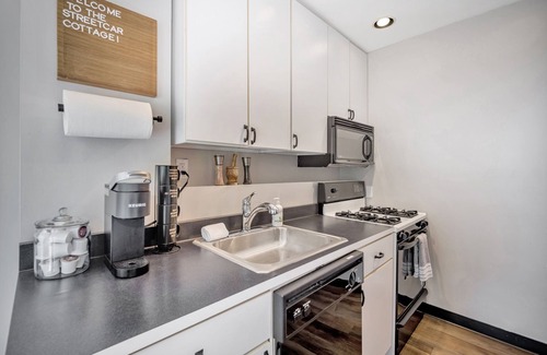 Roselawn Finance Cottage | Cozy Cottage In The Heart Of Hyde Park 1 Bedroom Home by RedAwning