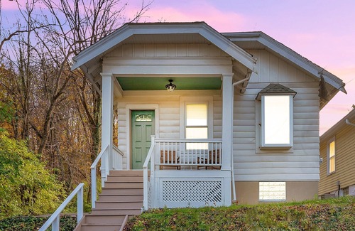 Roselawn Finance Cottage | Cozy Cottage In The Heart Of Hyde Park 1 Bedroom Home by RedAwning
