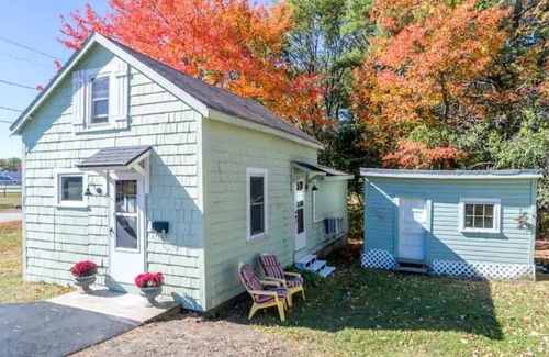 Freeport Cottage | Cozy Cottage in the heart of Freeport - 5 minute walk to outlets